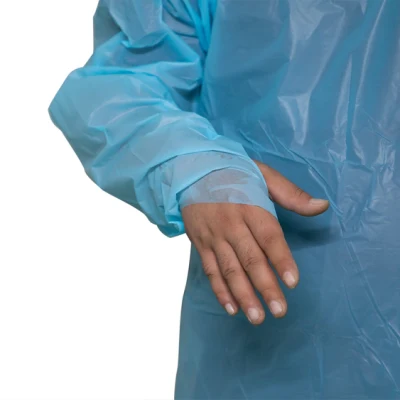 Bata de CPE impermeable no tejida quirúrgica desechable reforzada estándar impermeable con lazo para el pulgar